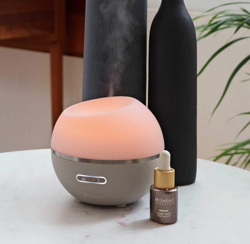 Diffusore di fragranza Millefiori color ottanio in porcellana con fiore in gesso che si impregna di essenza e profuma l'ambiente